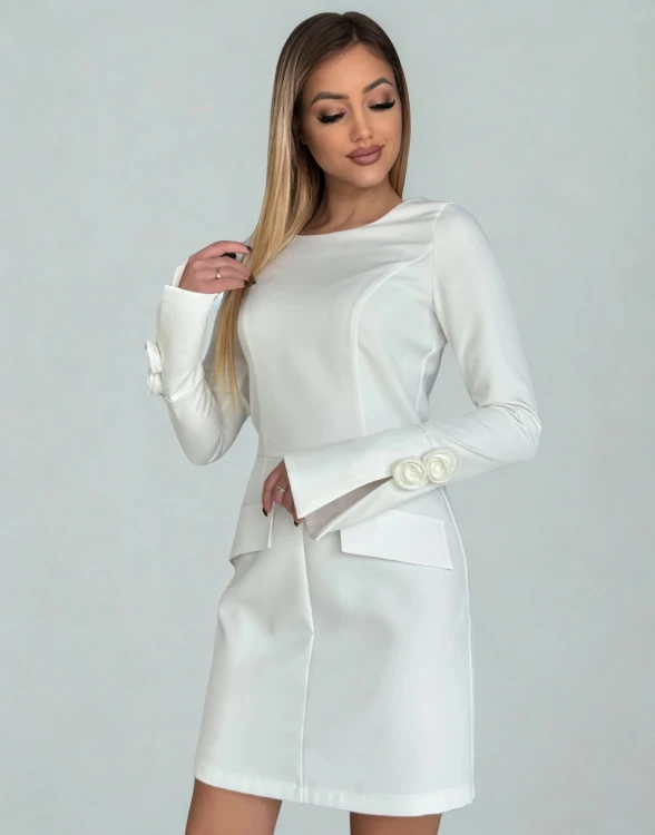 Elegancka sukienka SOFI z kwiatem na rękawie biała