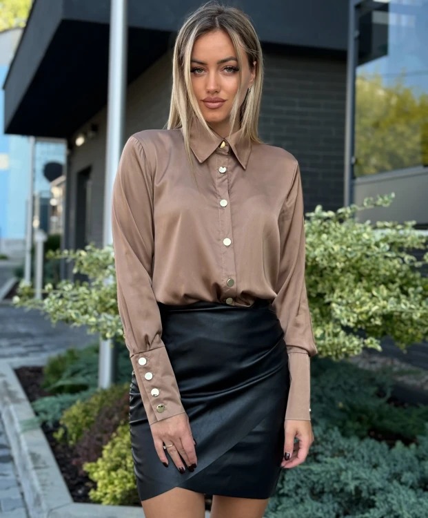 Elegancka satynowa koszula damska z połyskiem – mocca