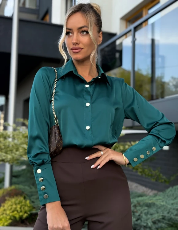 Elegancka satynowa koszula damska z połyskiem – butelkowa zieleń